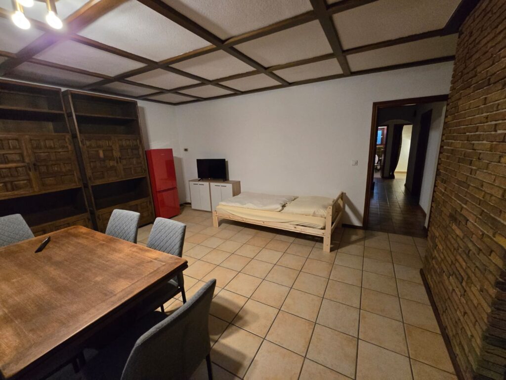 Gebäude mit Monteurzimmern und Arbeiterunterkünften in München rudering-Riem, Mönchbergstraße 38