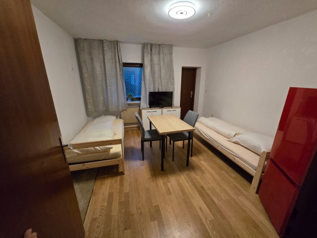 Gebäude mit Monteurzimmern und Arbeiterunterkünften in München rudering-Riem, Mönchbergstraße 38