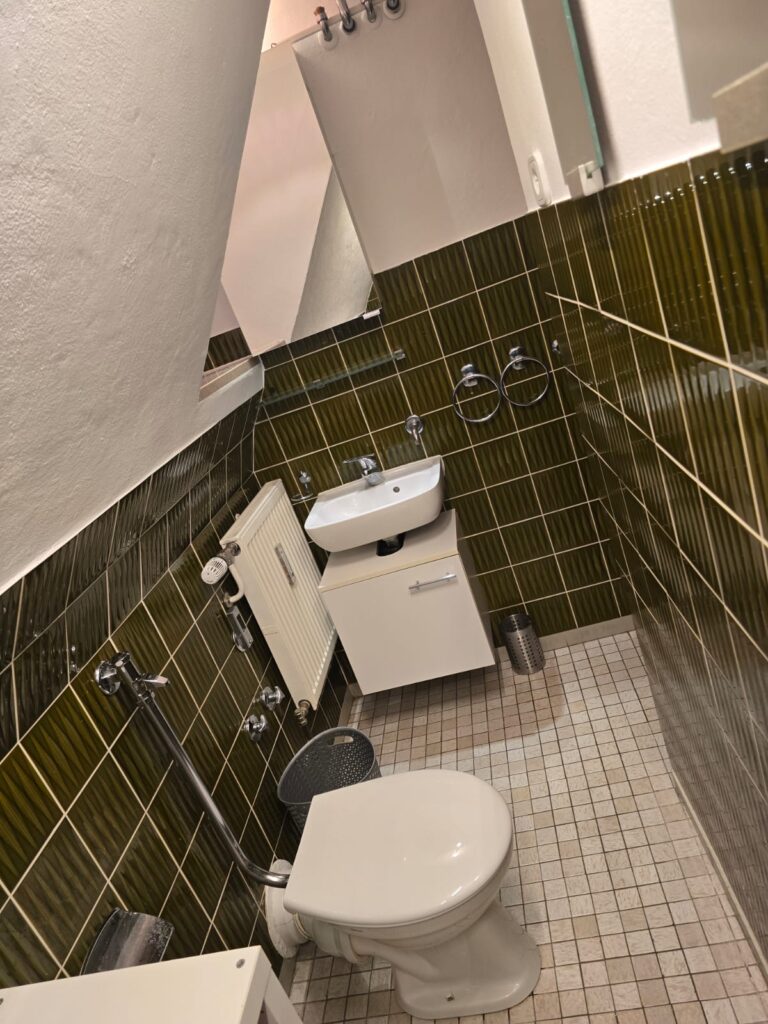 Gebäude mit Monteurzimmern und Arbeiterunterkünften in München rudering-Riem, Mönchbergstraße 38